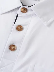 Detalle macro de un polo blanco casual para hombre con cuello y botones marrones
