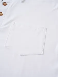 Primer plano de un polo blanco que muestra el bolsillo, la textura y los botones