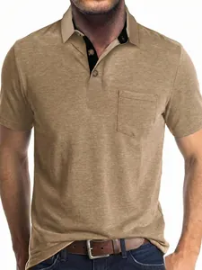 Detalle de polo casual de manga corta para hombre con tapeta negra en contraste.