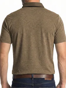 Vista trasera detallada de un polo casual para hombre en tejido marrón jaspeado
