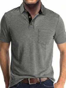 Primer plano de polo casual gris que muestra la textura de tela y bolsillo