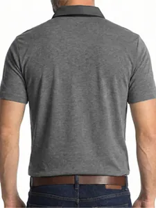 Vista posterior detallada de un polo gris para hombre con cuello de contraste oscuro