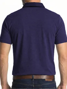 Vista trasera de polo casual para hombre en color púrpura oscuro de manga corta