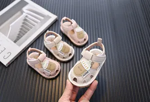 Detailansicht der Baby-Lauflernschuhe mit Cartoon-Milchflaschenmuster und weicher Sohle
