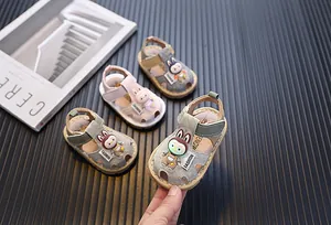 Sandalias cerradas para bebés con personaje de dibujos animados y luces