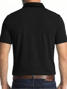 Vista trasera de un polo negro clásico de manga corta para hombre en estilo casual