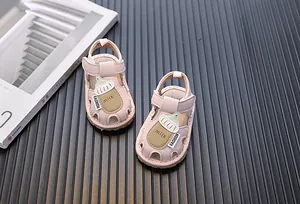Rosa Baby-Lauflern-Sandalen mit weicher Sohle und Milchflaschen-Design