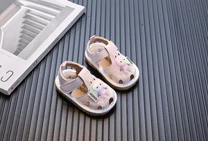 Sandalias rosas de verano para bebé con lindo detalle de conejo y suela suave antideslizante.