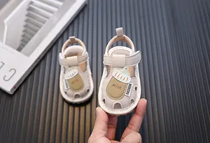 Detailansicht beige Lauflernschuhe für Babys mit niedlichem Cartoon-Milchflaschendesign