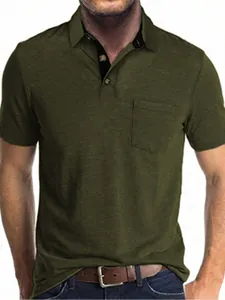 Vista detallada del polo de manga corta verde oliva para hombre con un práctico bolsillo frontal