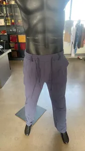 Vista dettagliata dei pantaloni di lino blu larghi da uomo con coulisse in vita