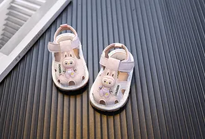 Sandalias rosas de suela blanda para niños con diseño de conejo y correas de velcro