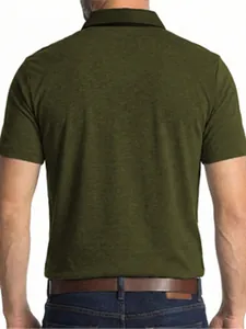Vista trasera detallada de polo casual para hombre en color verde oliva jaspeado