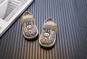Detalle de diseño de conejo en sandalias de suela blanda para bebés
