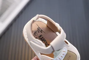 Detailansicht der weichen Innensohle und des Fersenriemens der Baby-Cartoonsandalen