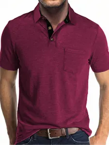 Detalle de un polo casual burdeos para hombre con bolsillo y cuello en contraste