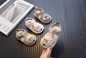 Vue détaillée de plusieurs sandales pour bébés avec motif champignon et éclairage LED