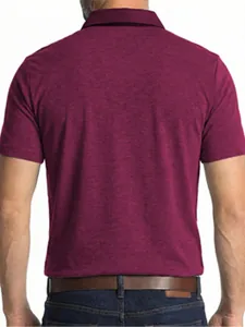 Vista trasera de un polo casual de manga corta granate para hombre con textura