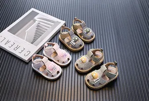 Trois paires de chaussures de marche pour bébé avec motifs champignons et semelles souples