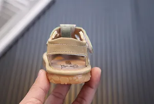 Vista detallada del talón de la sandalia beige para bebés con suela antideslizante