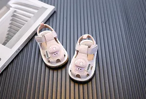 Vue détaillée des sandales roses pour bébé avec motif champignon et semelles lumineuses