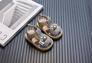 Vue détaillée de sandales pour bébés avec motif de champignon et ruban velcro