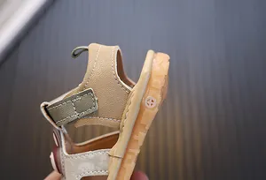 Detalle de sandalia para bebé con suela de goma suave antideslizante y cierre de velcro