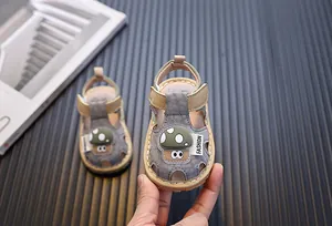 Gros plan de sandales bébé champignon mignon avec semelle souple et velcro