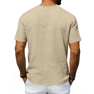 Détail de la vue arrière d'un t-shirt en lin beige pour homme avec texture du tissu