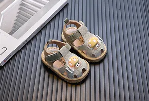 Gros plan de sandales pour bébés avec un motif de champignon et une semelle souple.