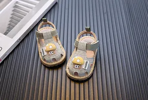 Gros plan de sandales de marche souples à motif champignon pour bébés avec label