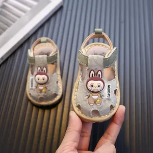 Sandalias de paseo con punta cerrada para bebés con suela blanda y conejo de dibujos animados.