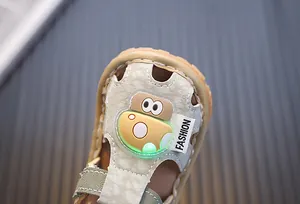 Détail d'une sandale lumineuse pour bébé avec dessin animé et éclairage LED