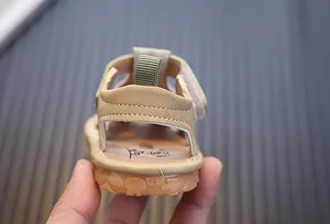 Vue détaillée de l'arrière de sandales de marche pour bébé en beige