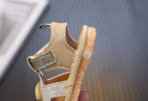 Détail de la sandale pour bébé kaki avec bride velcro et semelle souple en gomme