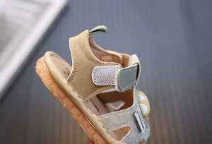 Vue macro détaillée de sandales pour bébés avec semelle souple et fermeture velcro.