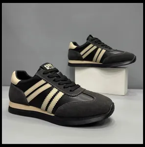 Baskets rétro German Trainer en cuir noir avec semelle plateforme et rayures beige