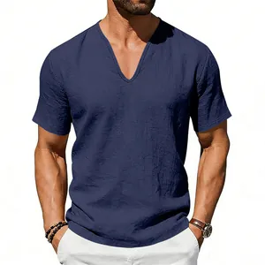Vue détaillée d'un t-shirt en lin bleu marine avec col en V profond et manches courtes.