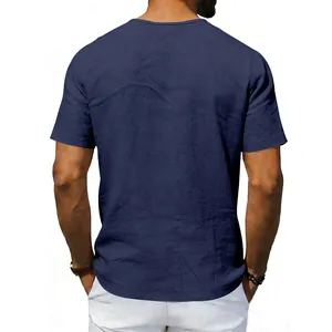 Vue détaillée du dos d'un t-shirt en lin bleu marine à manches courtes pour hommes
