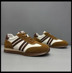 Vue détaillée de baskets rétro en cuir marron et blanc pour hommes avec rayures latérales.