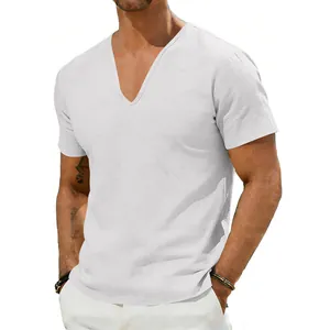 Vue détaillée montrant la texture et le col en V profond d'un t-shirt blanc en lin