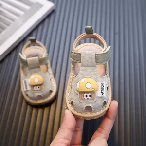 Sandales pour bébé avec motif champignon mignon, semelles souples et lumières LED intégrées