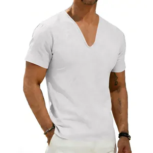 Détail d'un t-shirt blanc en lin pour homme avec col en V profond et décontracté.