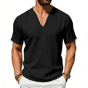 Vue détaillée de la texture d'un t-shirt en lin noir pour homme avec col en V profond