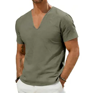 Détail du t-shirt à manches courtes en lin pour hommes avec col en V profond et vert olive.