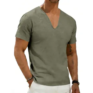 Vue détaillée d'un t-shirt en lin décontracté pour homme avec col en V profond et texture douce