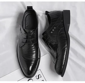 Draufsicht-Detail von schwarzen Herren-Business-Schuhen aus Leder mit Spitze.