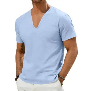 Vue détaillée d'un t-shirt en lin bleu clair à col en V montrant la texture et la coupe