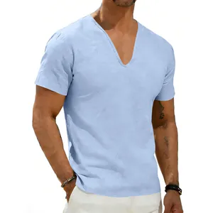 Vue détaillée d'un t-shirt en lin bleu clair pour homme avec col en V profond