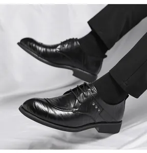 Detail von schwarzen Herrenschuhen aus Leder mit spitzer Zehenpartie und Schnürung.